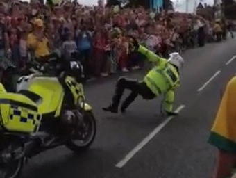 Танец полицейского. Кадр видеозаписи с сайта YouTube