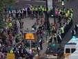 Полиция блокирует группу велосипедистов возле Олимпийского парка. Фото (c)AP