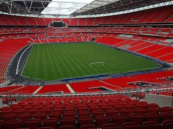 Стадион Уэмбли. Фото <a href=http://en.wikipedia.org/wiki/File:Wembley_Stadium_interior.jpg target=_blank>Jbmg40</a>