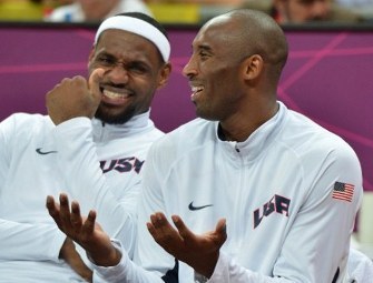Баскетболисты сборной США ЛеБрон Джеймс (слева) и Кобе Брайант во время матча с Нигерией