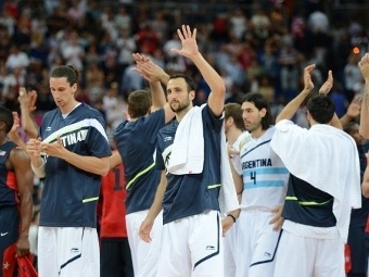 Аргентинские баскетболисты после матча с США. Фото (c)AFP