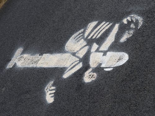 Это официальное олимпийское изображение велосипедиста (!) на ракете (!). Его можно увидеть на велосипедной трассе
