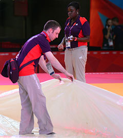 Волонтеры на олимпиаде в Лондоне. Фото  (c)AFP 