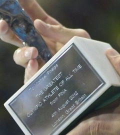 Трофей самому титулованному спортсмену в руках Фелпса. Фото (c)AFP