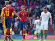 Испанские футболисты (слева) в матче против Марокко, фото (c)AFP