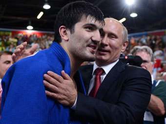 Тагир Хайбулаев и Владимир Путин. Фото (c)AFP