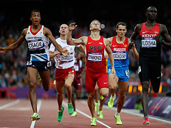 Юрий Борзаковский (второй справа) на финише. Фото Reuters