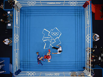 Эпизод боя между Кэти Тейлор и Софьей Очигавой. Фото (c)AFP